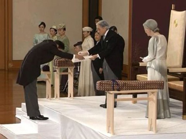 Nhật hoàng Akihito chính thức thoái vị
