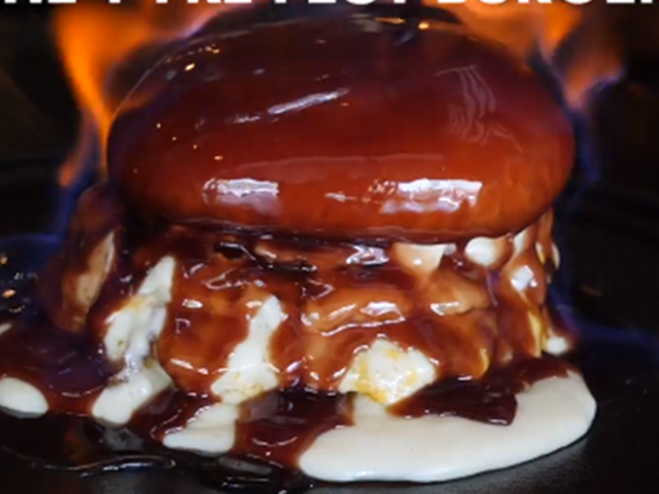 Bạn thử tưởng tượng xem, ăn một chiếc burger đang bốc cháy sẽ sao nhỉ?