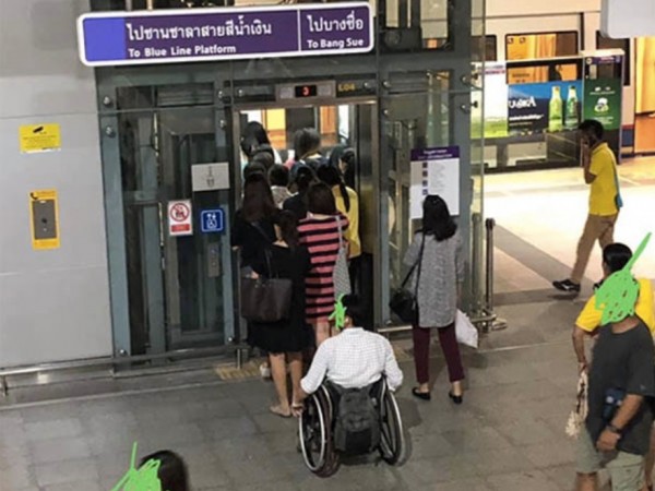 Hình ảnh người đàn ông ngồi xe lăn "nhường" thang máy ưu tiên gây phẫn nộ tại Thái