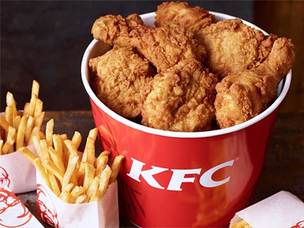 Sinh viên đóng giả "thanh tra" để ăn gà KFC miễn phí suốt một năm