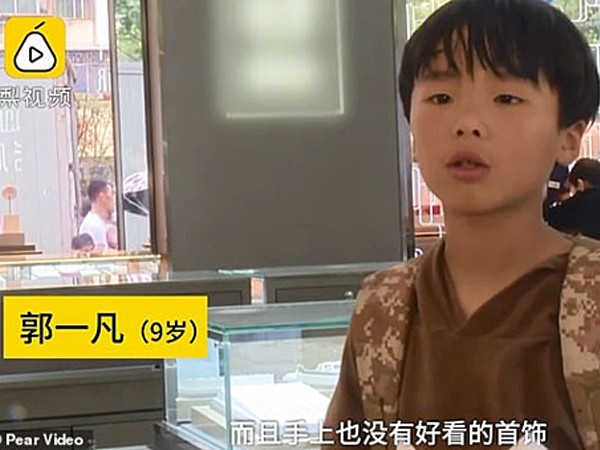 Cậu bé Trung Quốc dùng toàn bộ tiền tiết kiệm mua nhẫn tặng mẹ