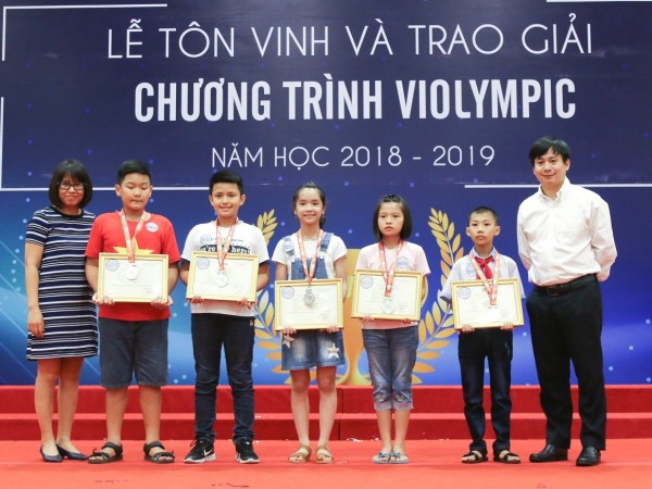 Những bạn học sinh xuất sắc nhận giải thưởng của cuộc thi Violympic 2018-2019