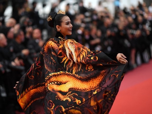 Á hậu Trương Thị May xuất hiện nổi bật trên thảm đỏ LHP Cannes 2019 ngày thứ 9