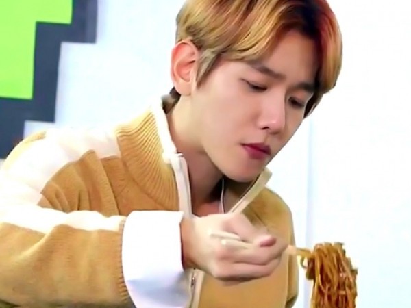 Vừa thích ăn uống vừa có kênh Youtube riêng, còn chờ gì mà Baekhyun chưa làm mukbang?