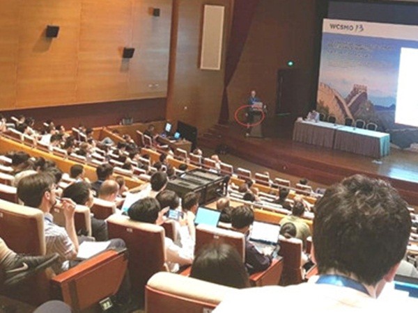 Phó giáo sư mặc quần đùi phát biểu tại hội nghị quốc tế