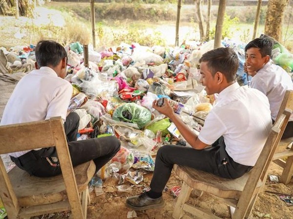 Trường học yêu cầu học sinh đóng học phí bằng… rác thải thay vì tiền!