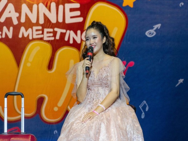 YouTuber Vannie “quẩy” tưng bừng hit của BLACKPINK, MOMOLAND cùng các fan nhí