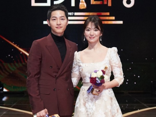 Sau tất cả, Song Joong Ki có liền hai hành động thể hiện tình cảm với vợ