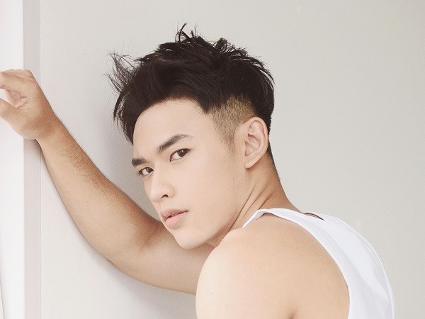 Hot boy Dương Minh Tuấn gây chú ý với bộ ảnh "mặt học sinh, thân hình phụ huynh"