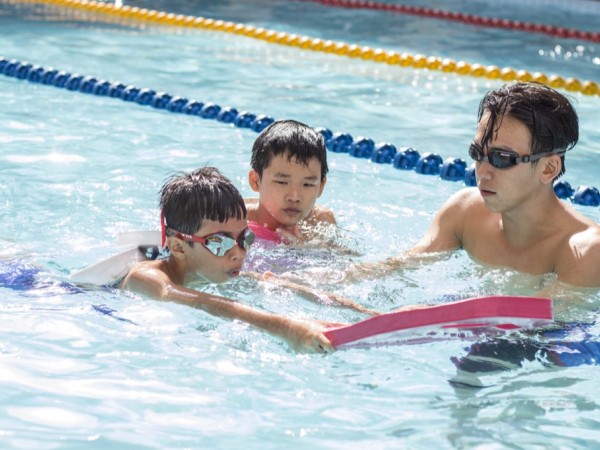 MC Quang Bảo hào hứng dạy bơi cho trẻ em cơ nhỡ