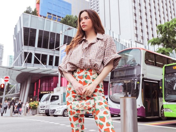 Hồ Ngọc Hà sang Singapore làm giám khảo một cuộc thi âm nhạc 