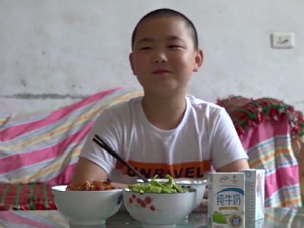 Cậu bé Trung Quốc quyết tăng 15kg để hiến tủy cứu cha