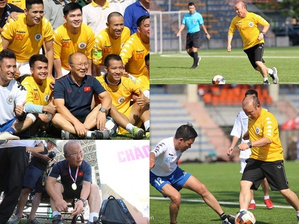 HLV Park Hang-seo chơi bóng hết mình với phóng viên thể thao