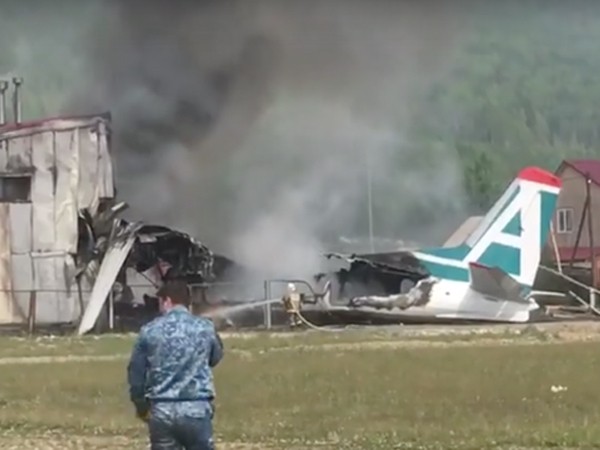 Nga: Máy bay chở 50 người gặp nạn, bốc cháy ngùn ngụt