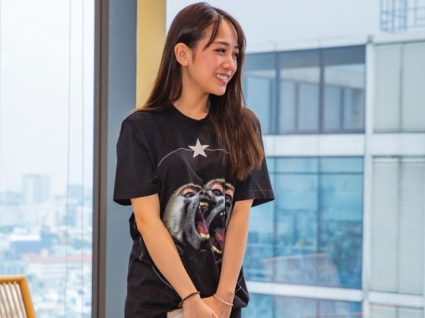 Ái nữ "đại gia" Minh Nhựa gây chú ý khi diện cây đồ hiệu gần 200 triệu đi sự kiện