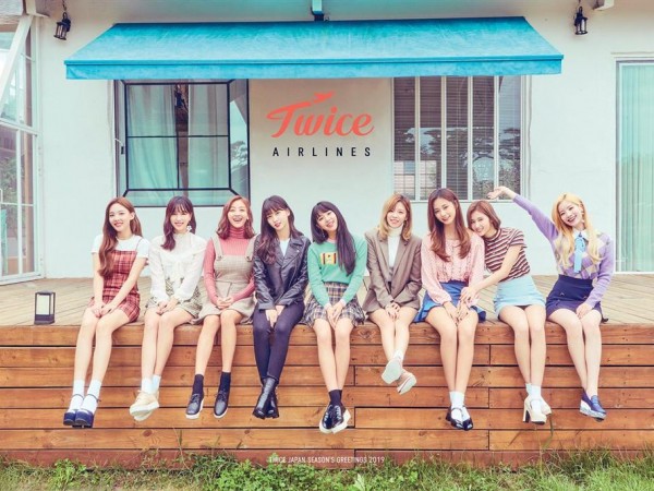 Thương tích đầy mình, TWICE vẫn tươi rói biểu diễn như không có gì xảy ra
