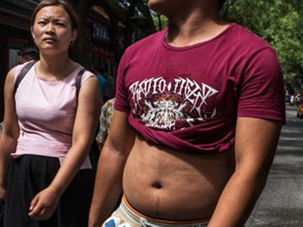Trung Quốc cấm đàn ông vén áo, 'khoe' bụng ở nơi công cộng