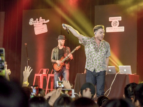 Jesse McCartney song ca "Bleeding Love" cùng Thanh Bùi trong show diễn tại Việt Nam
