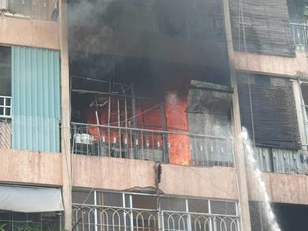 Đang cháy ký túc xá ở Sài Gòn, nhiều người mắc kẹt