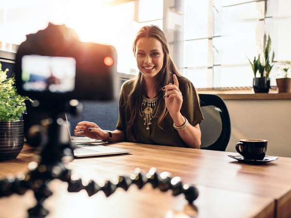 Học lỏm các tuyệt chiêu dẫn lối thành công của những vlogger “triệu sub” đình đám