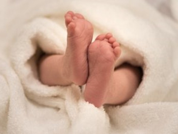 Bạn tin nổi không: Em bé có ngày sinh, giờ sinh và cân nặng… giống nhau!