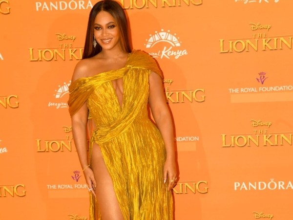 Ca sĩ Beyoncé diện thiết kế vàng rực của NTK Công Trí đi dự ra mắt phim “Vua sư tử”