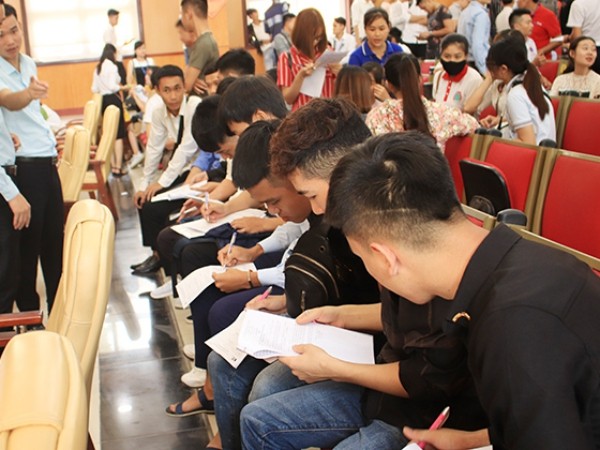 Các bạn trẻ hào hứng tham gia ngày hội tuyển dụng việc làm tại trường Đại học Sao Đỏ
