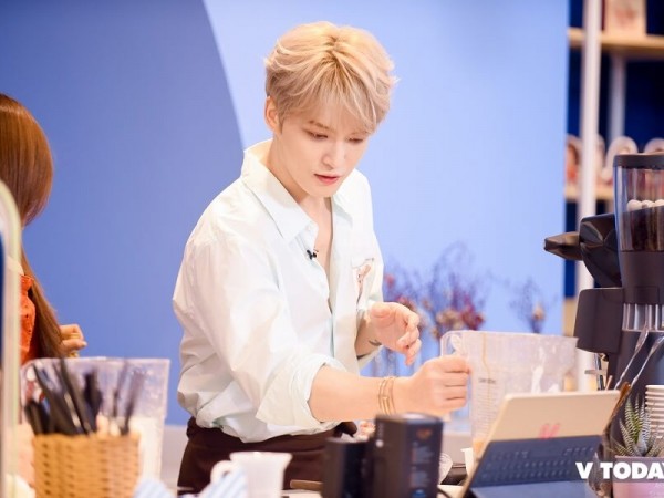 Thành viên Fanship hạnh phúc thế này đây, được Kim Jae Joong tự tay phục vụ cà phê