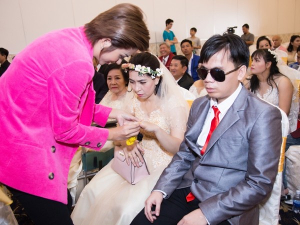 Kim Tuyến lạ lẫm với mái tóc ngắn, trao nhẫn cưới cho 40 cặp đôi có hoàn cảnh khó khăn