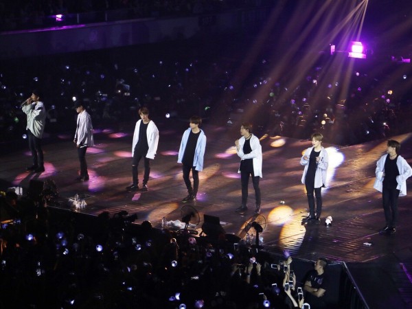 Vũ trụ hạnh phúc của ARMY chính là thế giới mà BTS đang sống