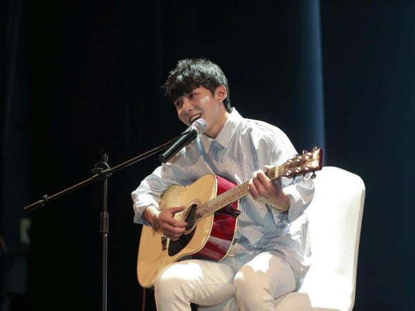 Fangirl liên tục "đổ" trước thành viên center của nhóm nhạc tân binh mới nổi 