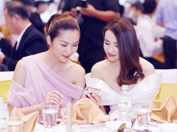 Nhã Phương khoe sắc rạng rỡ sau khi sinh con, đọ dáng cùng Tăng Thanh Hà tại sự kiện