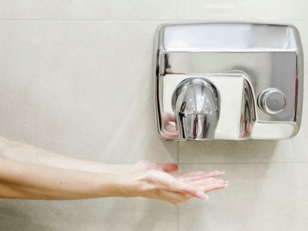 Dùng máy sấy tay ở nhà vệ sinh công cộng đã lâu nhưng bạn có biết sự thật kinh khủng này?