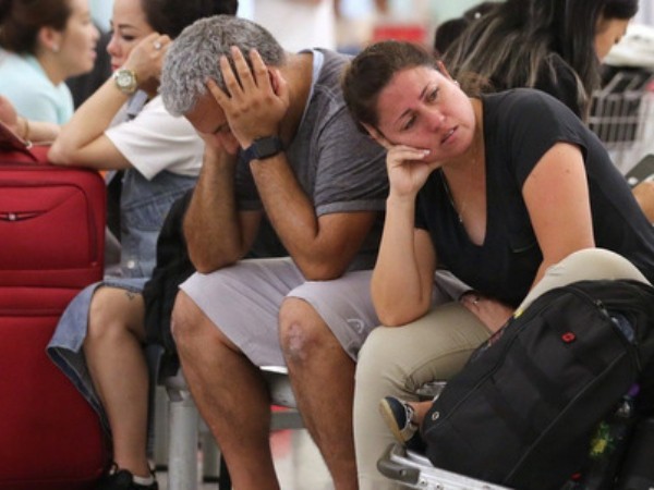 Hàng trăm hành khách chờ vô vọng vì sân bay Hong Kong đóng cửa