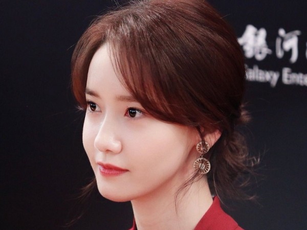 Nhìn Yoona mới biết làn da căng bóng như gương trong truyền thuyết là có thật