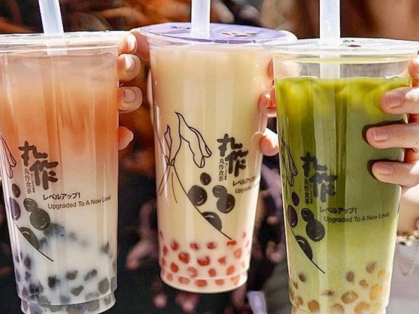 Muốn biết ai đó hòa đồng hay khó gần, hãy nhìn cách họ uống trà sữa 