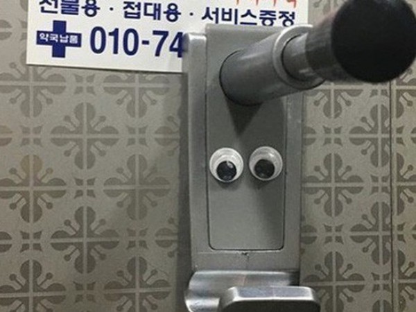 Ý nghĩa thật sự của trào lưu dán sticker hình đôi mắt trong nhà vệ sinh nam ở Hàn Quốc