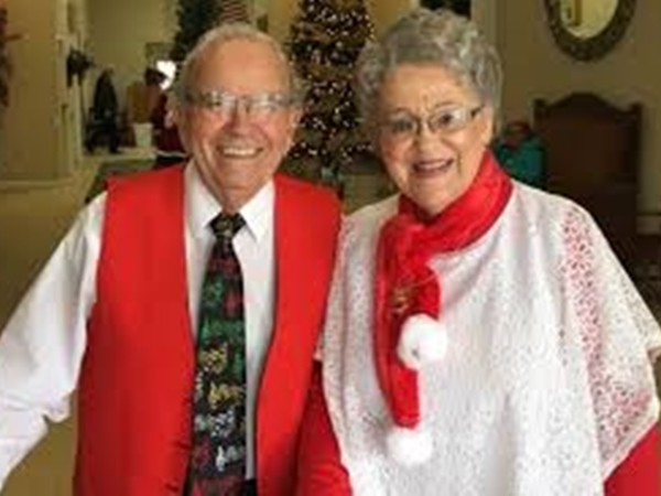 Thế mới là tình yêu: Hai ông bà mặc đồ đôi hàng ngày, trong suốt gần 70 năm!
