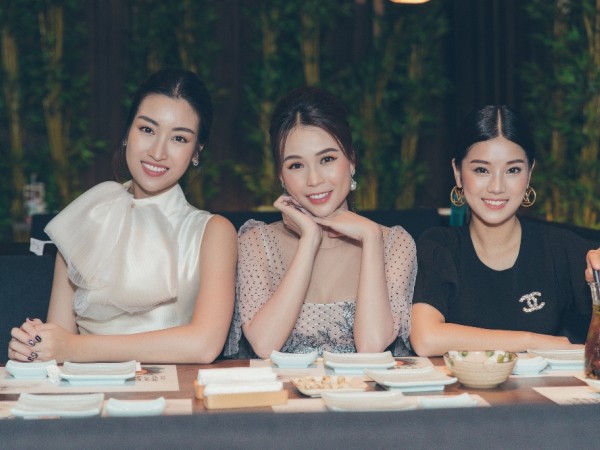 Dàn mỹ nhân Hoàng Yến Chibi, Hoa hậu Đỗ Mỹ Linh và Sam hẹn hò ăn tối
