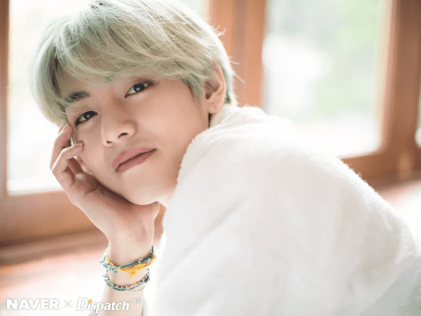 V (BTS) thường xuyên đeo những chiếc vòng thủ công này là có lý do cả đấy