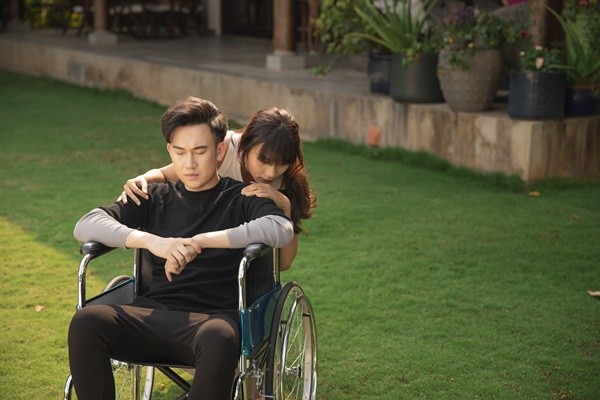 Ngồi xe lăn, Dương Triệu Vũ còn chứng kiến cảnh bạn thân "cướp" vợ trong MV mới