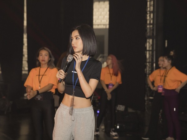 Fan "đổ gục" với những hình ảnh đầu tiên của Bích Phương tại buổi tập cho đêm diễn tại Indonesia