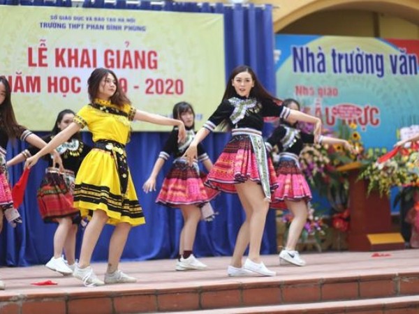 Teen THPT Phan Đình Phùng (Hà Nội) nhảy "Để Mị nói cho mà nghe" trong Lễ khai giảng