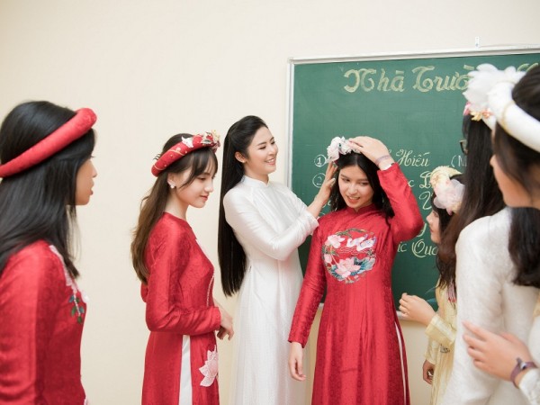 Hoa Hậu Ngọc Hân mang bộ sưu tập áo dài về diễn tại trường học cũ