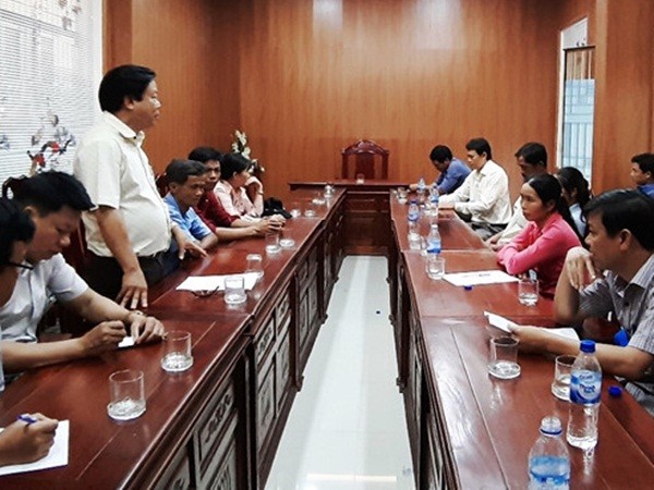 Phụ huynh dắt con gặp giám đốc sở vì chuyển đến điểm trường xa nhà