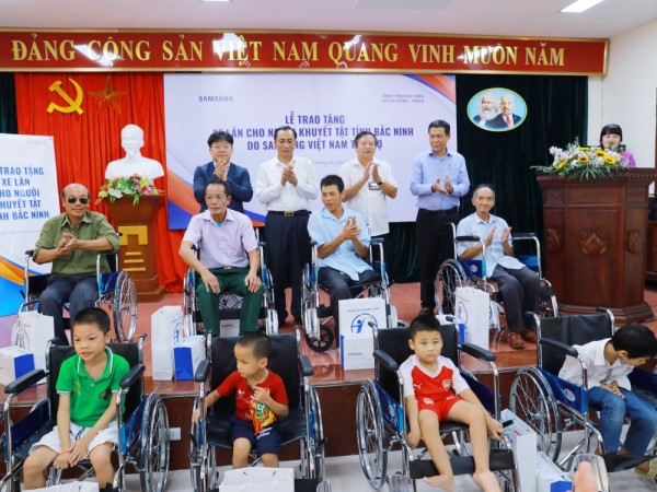 Hơn 200 xe lăn được trao tặng cho người khuyết tật ở tỉnh Bắc Ninh