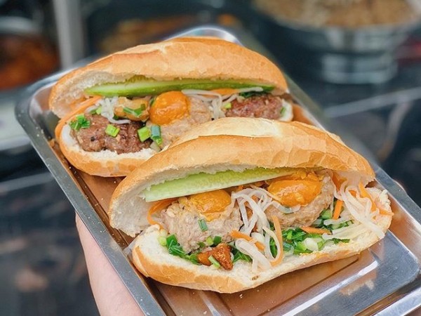 No bể bụng với ổ bánh mỳ xíu mại trứng muối đậm đà lạ miệng
