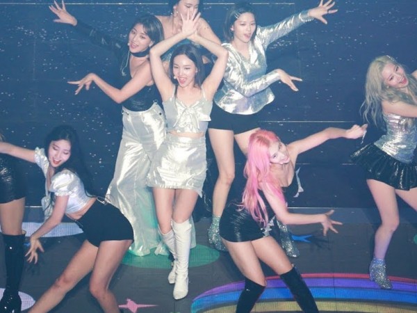 Nayeon (TWICE) phải mặc váy rách lên sân khấu và JYP giải thích còn bất ngờ hơn