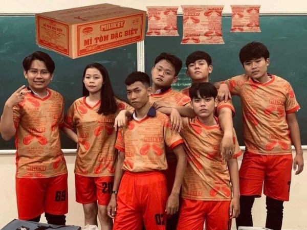 Lớp học may bộ đồng phục in họa tiết "mì tôm Miliket huyền thoại" khiến dân mạng cười ngất