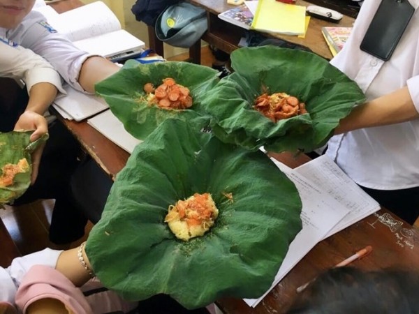 Hưởng ứng "không dùng nilon", teen gói xôi bằng lá sen khiến nhiều người thích thú